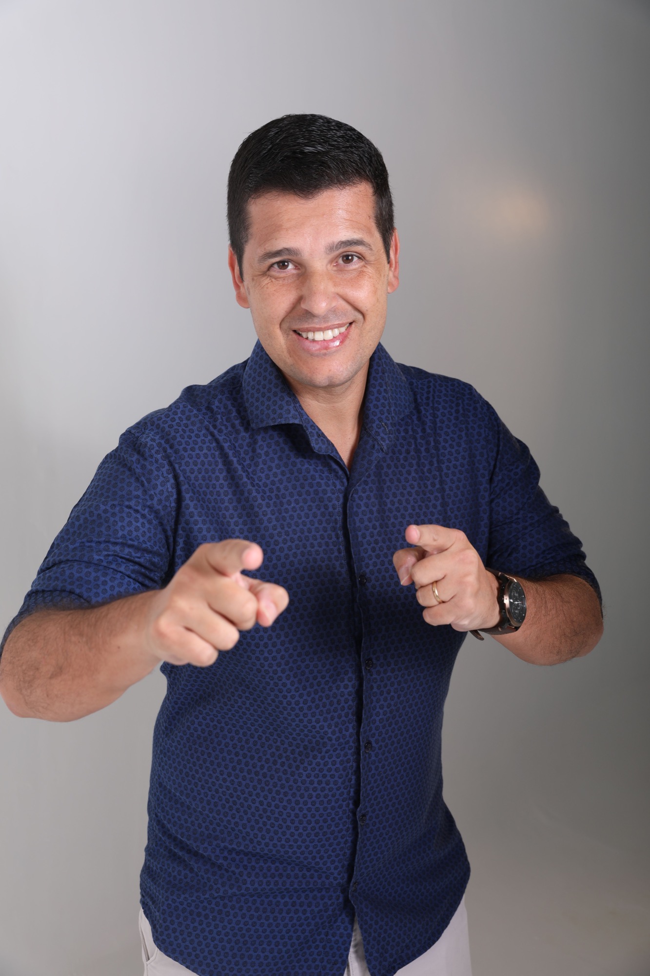 Cleber Barreto apontando para a frente