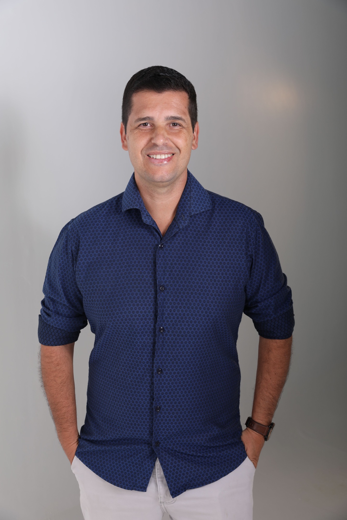 Cleber Barreto sorrindo